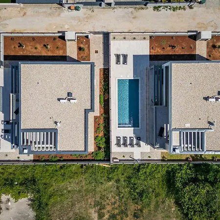 Roko Zadarvillas * נין