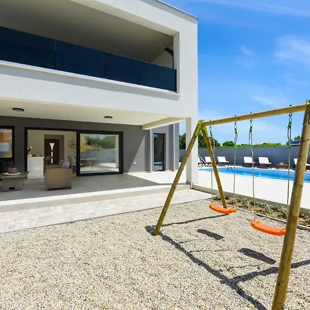 Roko Villa Nin